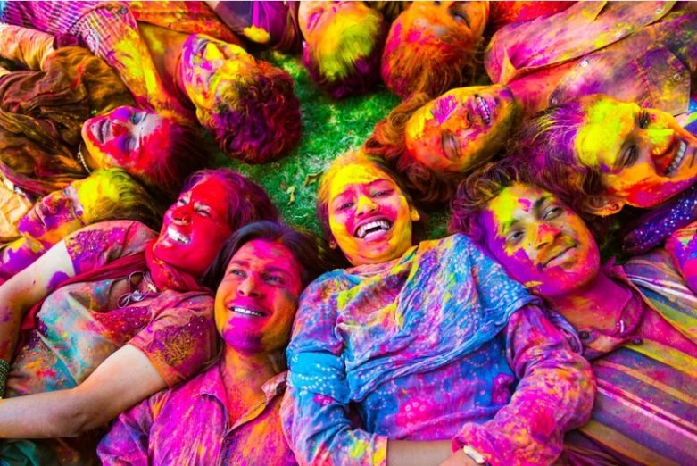amigos-holi-foto Grupo de amigos registrando um momento divertido durante a celebração de Holi