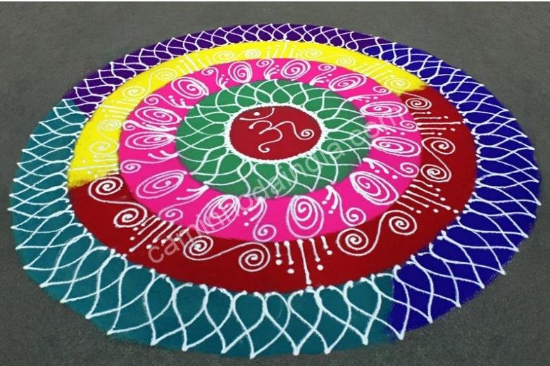belo-rangoli-no-chao Um belo rangoli colorido desenhado no chão para a celebração de Diwali
