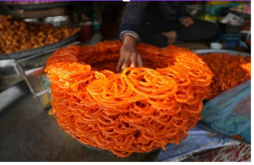 camadas-de-jalebi-em-loja Múltiplas camadas de jalebi expostas em uma loja indiana