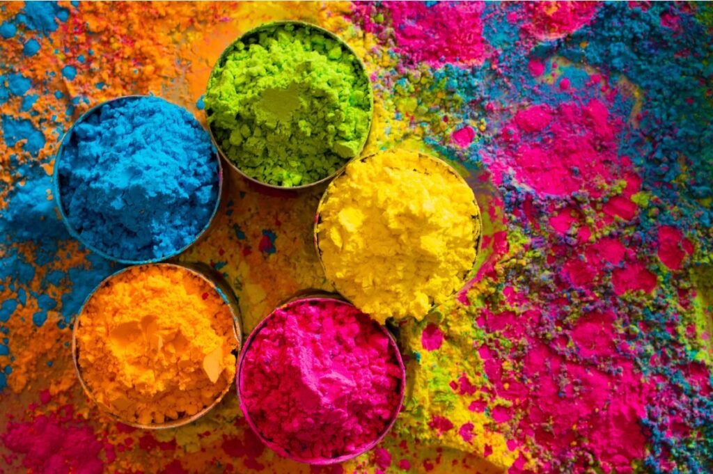 cores-holi-chao ó colorido de Holi organizado no chão para a celebração