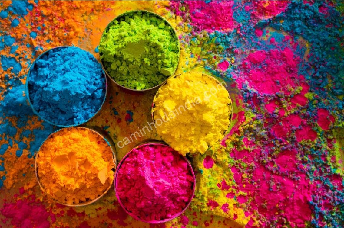 cores-holi-chao ó colorido de Holi organizado no chão para a celebração