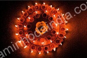 diyas colocadas durante o diwali