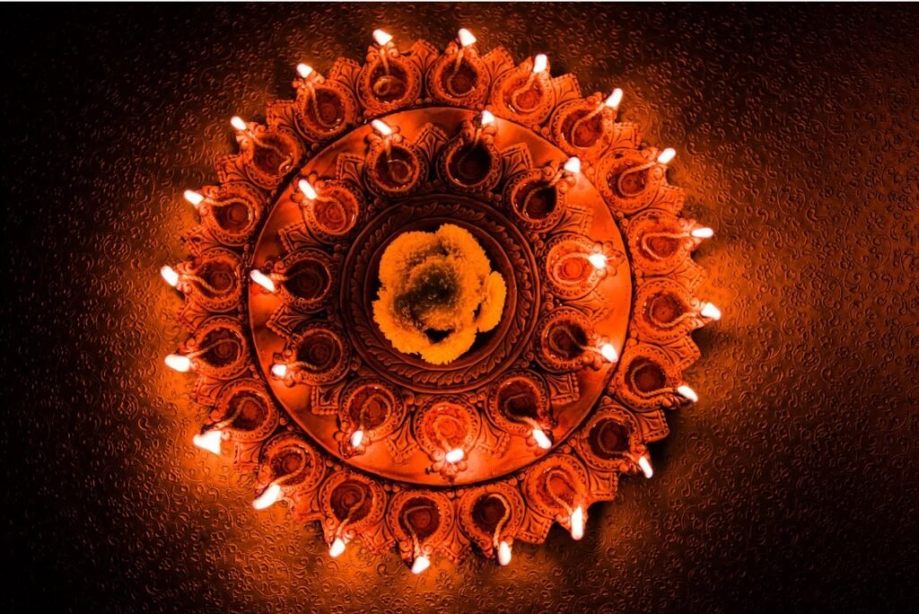 diyas-arrumados-em-padrao Diyas organizados em um padrão decorativo