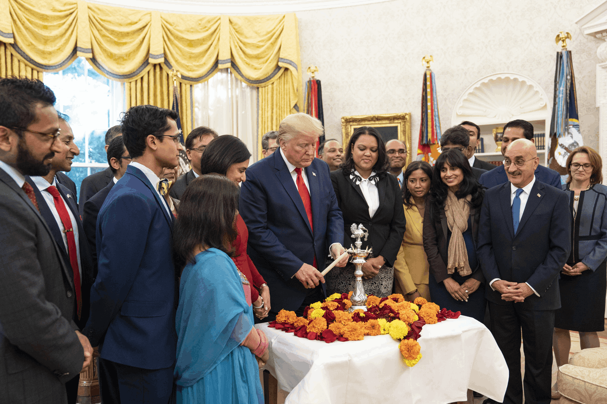 donald-trump-celebra-diwali-casa-branca-2019 O presidente dos Estados Unidos, Donald Trump, celebra Diwali na Casa Branca em 2019 durante um evento oficial