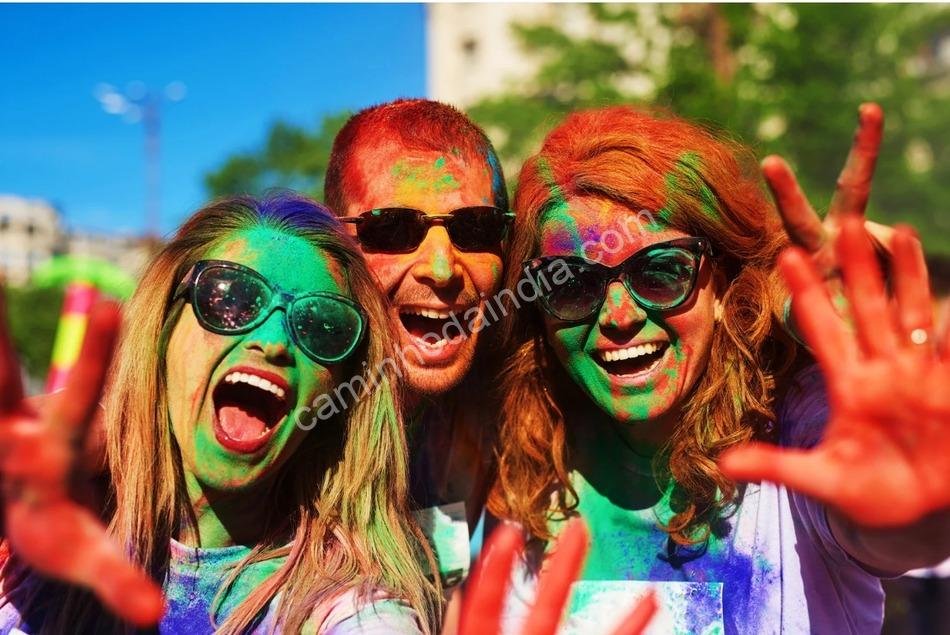 estrangeiros-brincando-holi-india Grupo de estrangeiros participando da festa de Holi na Índia, jogando pó colorido