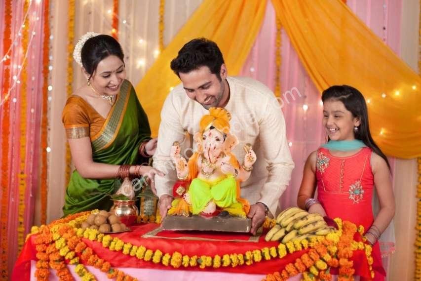 familia-instalando-ganpati-em-casa Família instalando a estátua de Ganesha em casa durante Ganesh Chaturthi