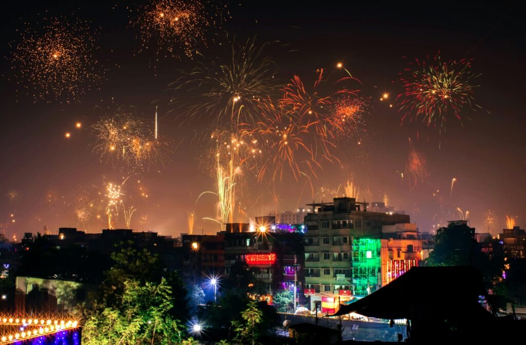 fogos-no-ceu Fogos de artifício coloridos no céu à noite