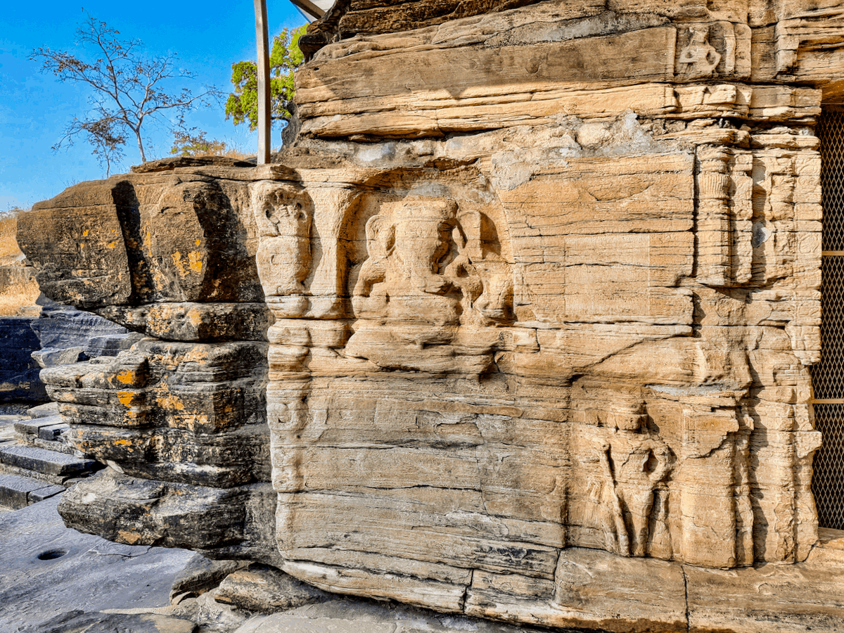 Escultura de Ganapati talhada na rocha nas cavernas de Udayagiri durante o Império Gupta, séculos IV–V d.C.