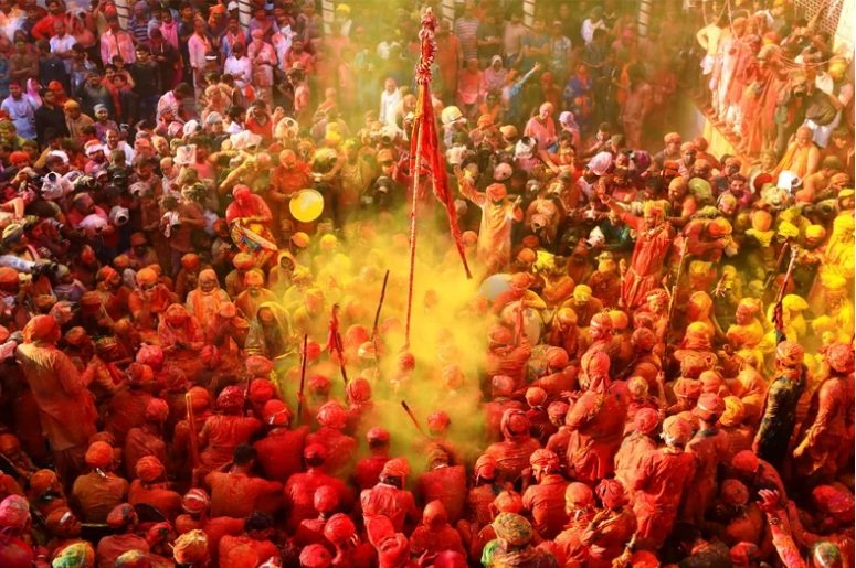grupo-celebrando-holi Pessoas reunidas celebrando o festival Holi com cores vibrantes