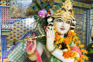 krishna tocando flauta