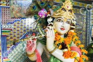 krishna tocando flauta