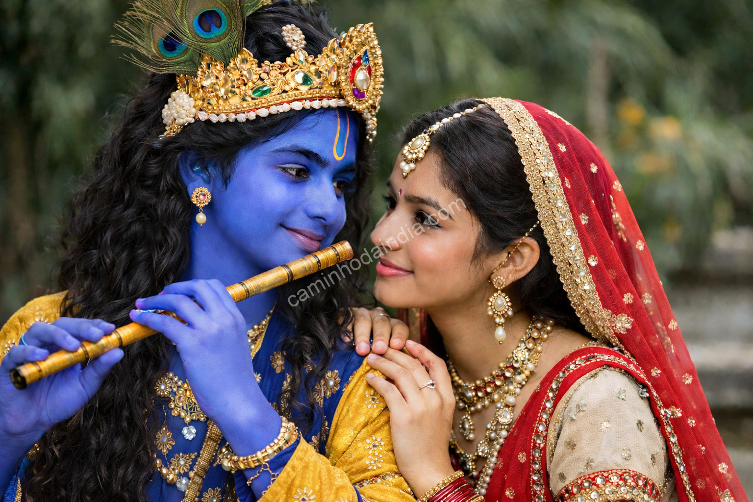 jhanki-krishna-radha-encenacao-devocional-templo Encenação devocional com adolescentes representando Krishna e Radha, caracterizando uma Jhanki com trajes tradicionais e gestos simbólicos