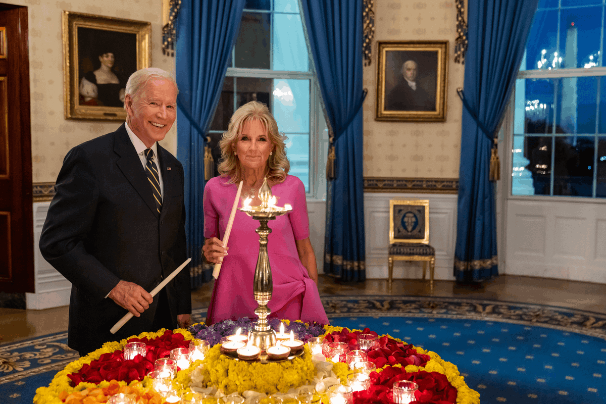 O presidente dos Estados Unidos, Joe Biden, e a primeira-dama Jill Biden celebram Diwali na Casa Branca em 2023