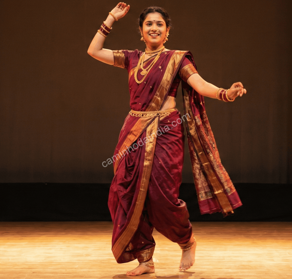 menina-dancando-traje-tradicional-eventos-culturais-mandaps-ganesh-chaturthi Menina dançando com traje tradicional durante eventos culturais organizados por diferentes mandaps no Ganesh Chaturthi