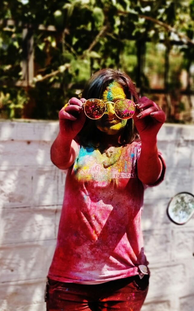 menina-indiana-aproveitando-holi