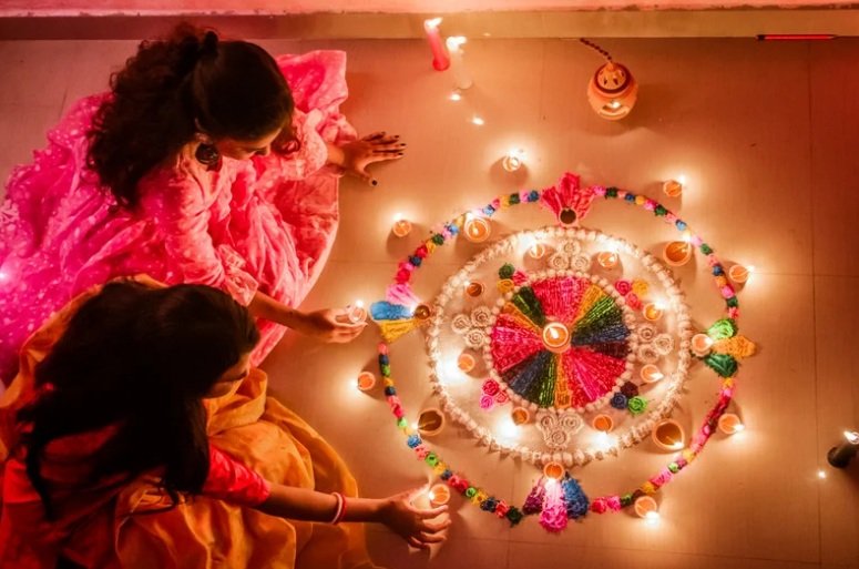 meninas-criando-rangoli Meninas desenhando um colorido rangoli no chão durante Diwali