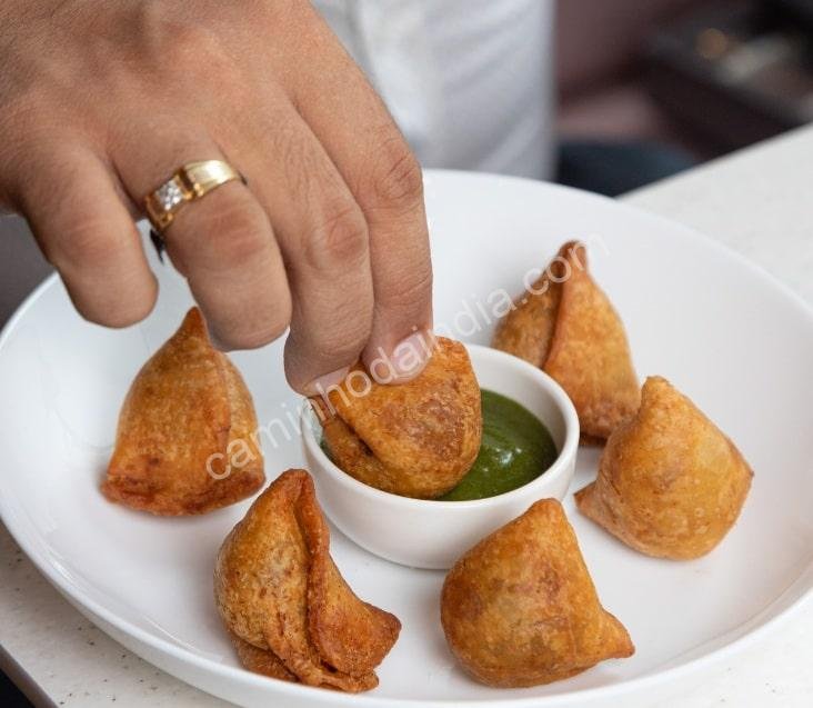 mini-samosa-com-chutney-min Mini samosas crocantes acompanhadas de chutney indiano fresco e saboroso