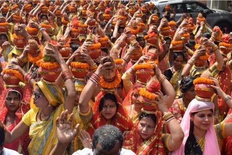 mulheres-carregando-handi-manteiga Grupo de mulheres carregando potes de manteiga na cabeça durante as celebrações de Krishna Janmashtami.
