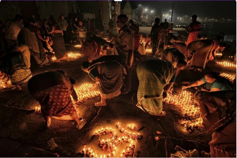 mulheres-colocando-diyas-templos-diwali Mulheres colocando diyas ao redor do templo durante o festival de Diwali
