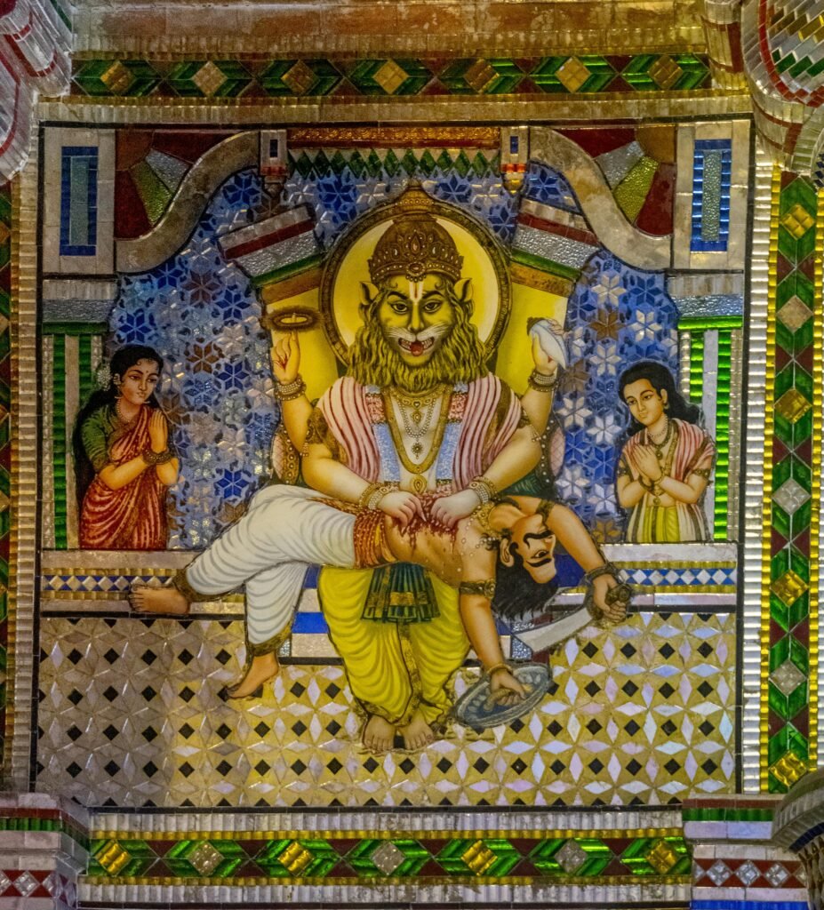narasimha-matando-hiranyakashyapu Deidade Narasimha em forma feroz derrotando o demônio Hiranyakashyapu para salvar Prahlada