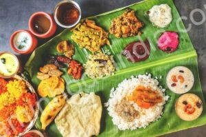 Prato de Onam Sadhya com diversas comidas típicas do festival hindu de Onam