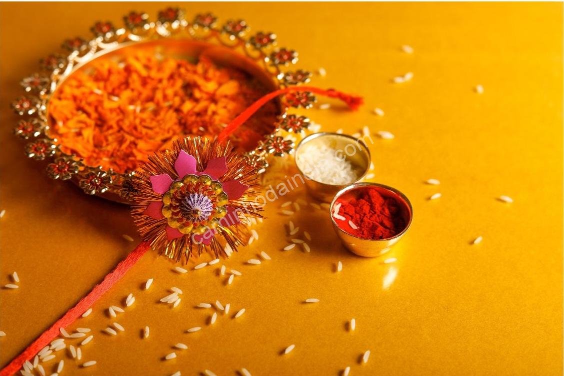 Rakhi disposto em uma bandeja com flores, doces e outros artigos usados no festival de Raksha Bandhan