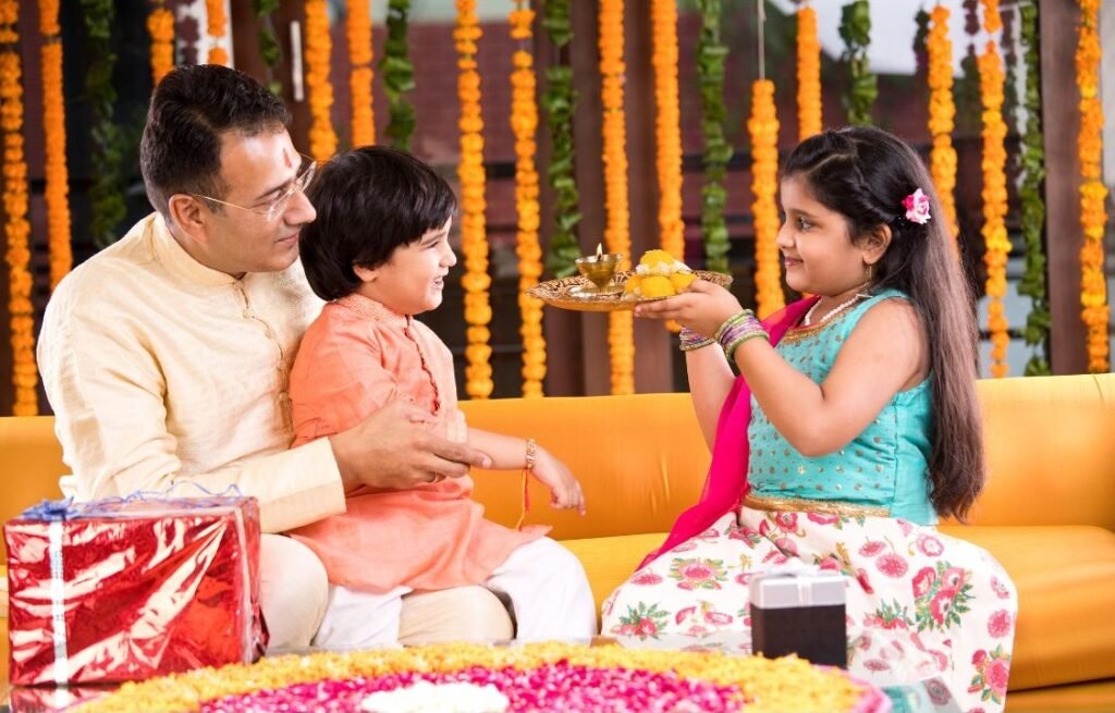 raksha-bandhan-irma-irmao-celebracao Irmã mais nova celebrando o Raksha Bandhan ao amarrar o rakhi em seu irmão
