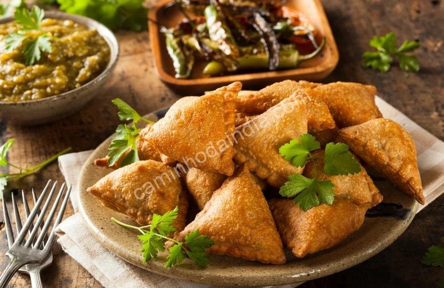 samosa-crocante-restaurante-min Samosa crocante servida em restaurante indiano