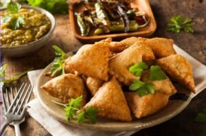 Samosa crocante servida com chutney indiano