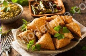 Samosa crocante servida com chutney indiano