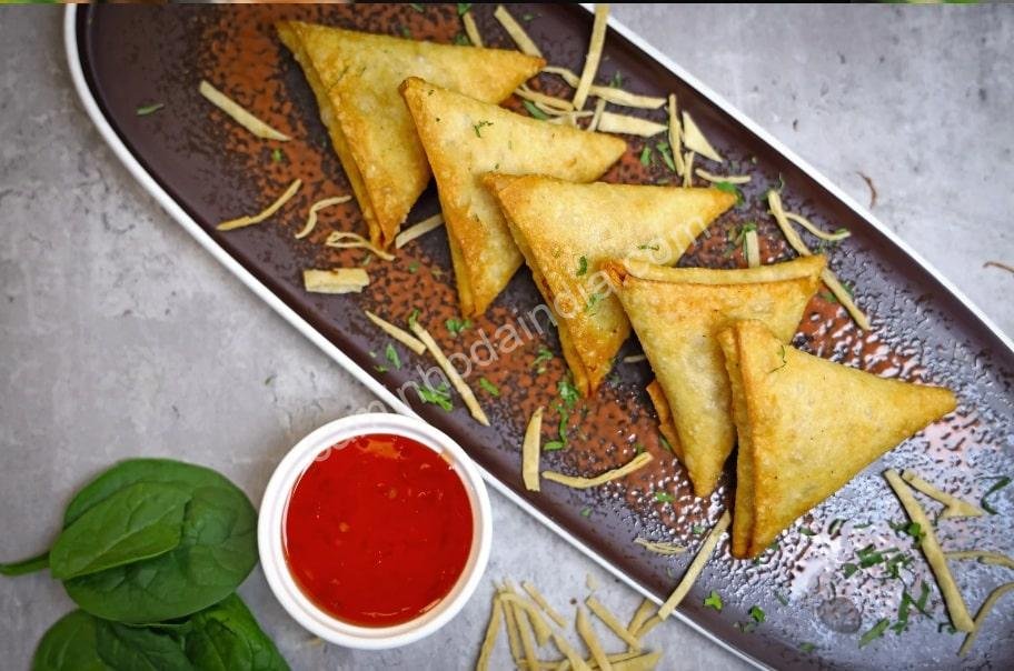 samosas-doces-pequenas-min Pequenas samosas doces servidas como sobremesa