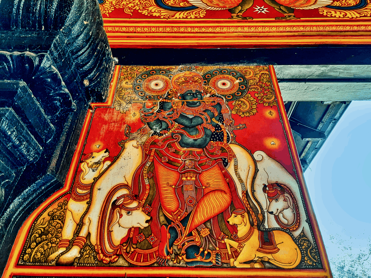 O templo Haripad Subrahmanya Swami, em Kerala, é um importante centro de devoção a Subrahmanya, conhecido por sua arquitetura clássica e profundo significado espiritual, com pintura de Krishna tocando flauta em seu interior | Foto: Sarah Welch