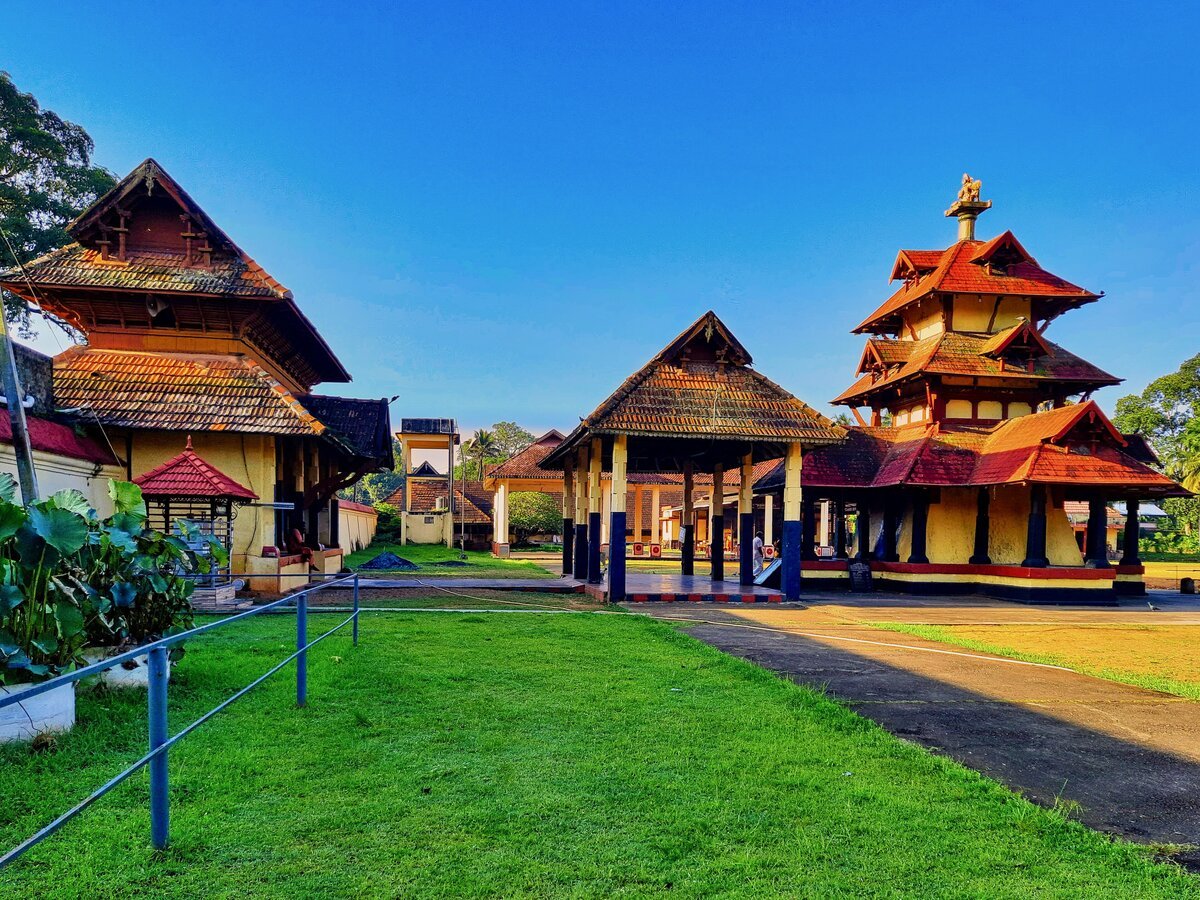 templo-shri-vallabha-thiruvalla-kerala O Templo Shri Vallabha, em Thiruvalla, é um dos mais antigos e importantes santuários do Kerala, dedicado a Sreevallabha, uma forma de Vishnu venerada por sua majestade e tradição ritual única