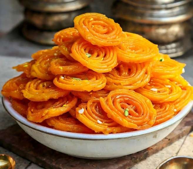 varias-jalebis-em-uma-tigela Diversas jalebis frescas servidas em uma tigela