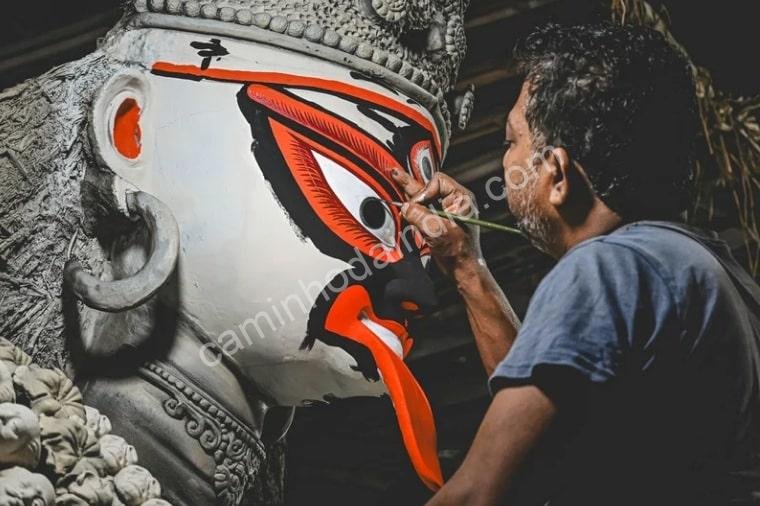 Com dedicação e arte, o ídolo de Durga ganha vida meses antes da grande celebração da Durga Pooja