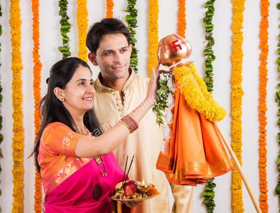 casal-celebrando-gudi-padwa Casal comemorando Gudi Padwa, marcando o início do novo ano marata com alegria, tradição e união