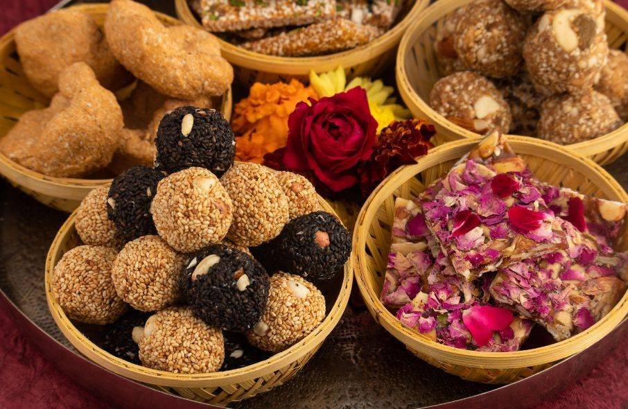 chikki-tilgul-feito-em-casa-makar-sankranti Doce chikki e tilgul caseiro servido durante Makar Sankranti, parte das celebrações e tradições do festival