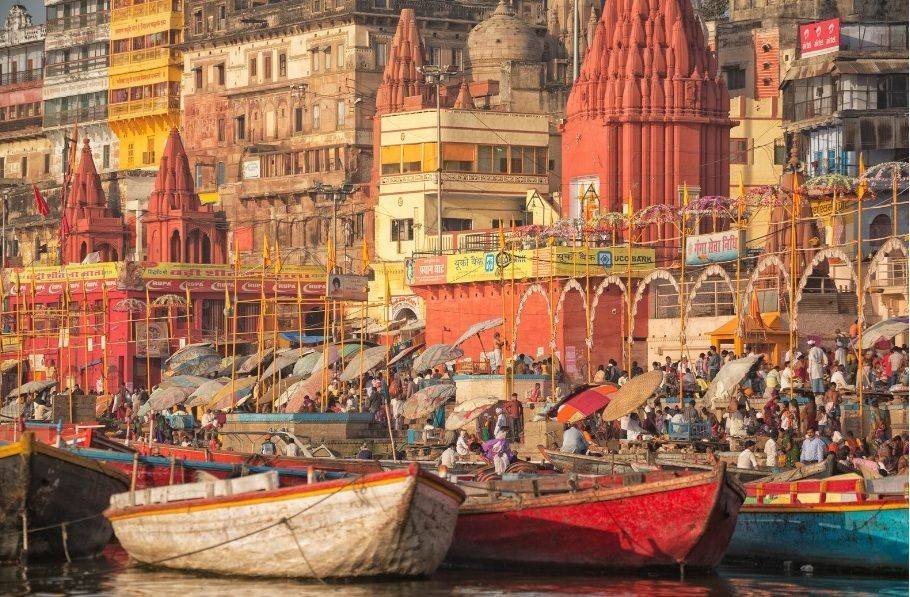cidade-sagrada-de-varanasi-india Vista da cidade sagrada de Varanasi na Índia, com ghats às margens do rio Ganges, símbolo de fé e devoção