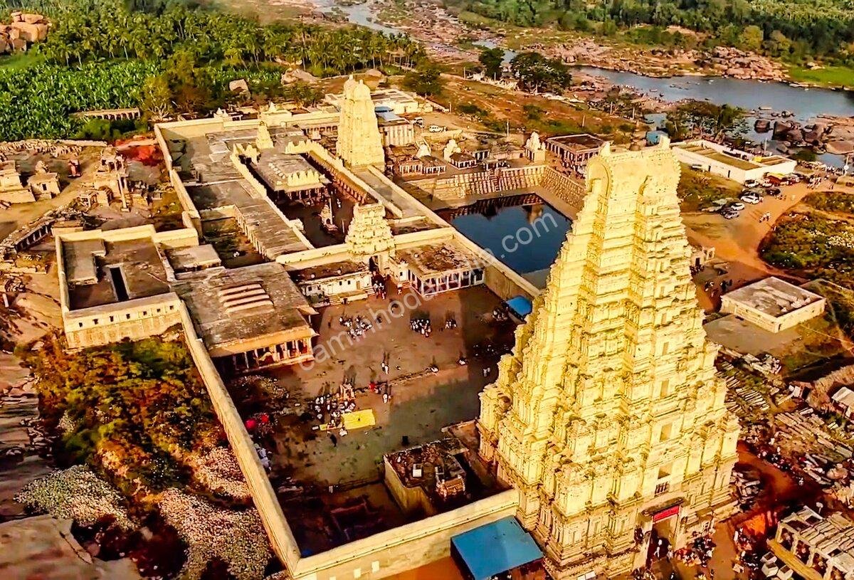 Vista aérea do Complexo do Templo de Virupaksha, em Hampi, Karnataka, evidenciando o conjunto monumental e o traçado urbano histórico