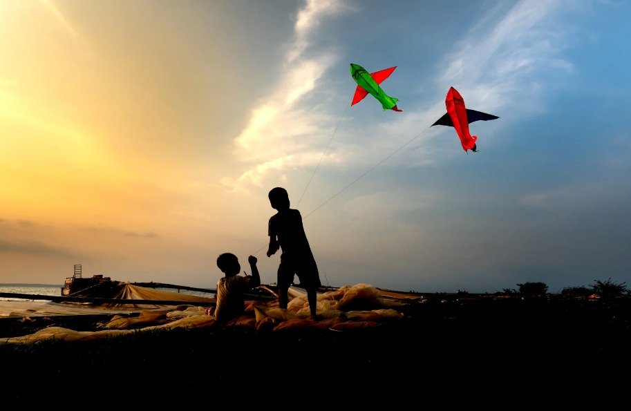 crianças-voando-pipas Crianças felizes brincando com pipas no céu, capturando momentos de diversão e festividade