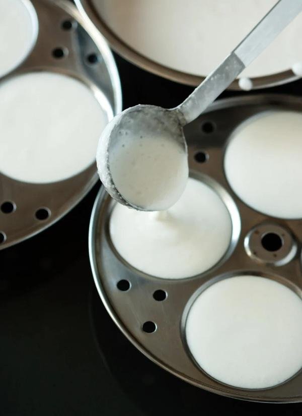despejando-massa-idli Massa de idli sendo despejada em utensílio para cozinhar, preparo tradicional indiano