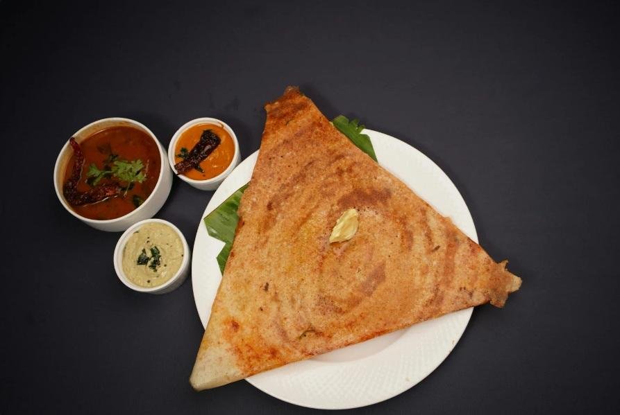 dosa-triangular Dosa triangular servida em prato, especialidade tradicional do sul da Índia