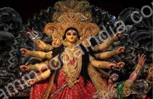 Representação da deusa Durga derrotando o demônio búfalo Mahishasura em uma cena épica da mitologia hindu