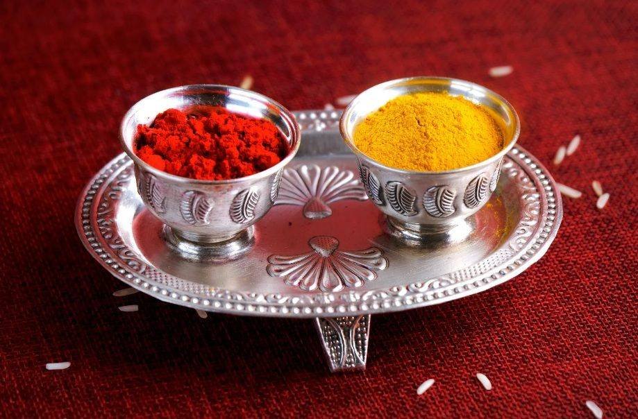 haldi-kumkum-thali-makar-sankranti Thali tradicional com haldi e kumkum durante as celebrações de Makar Sankranti