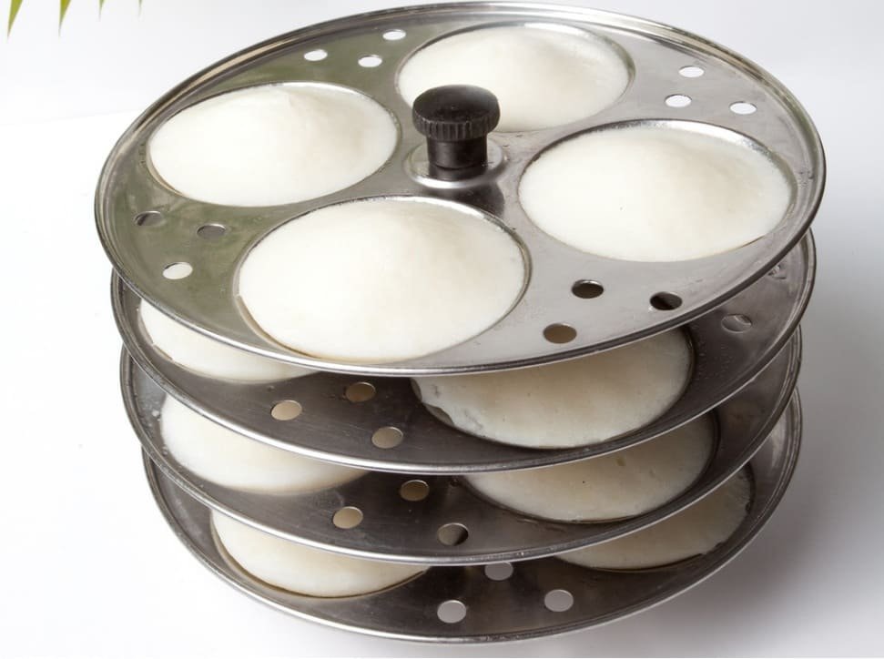 idli-cozido Idlis prontos após o cozimento, servidos quentinhos e deliciosos, representando a culinária tradicional indiana