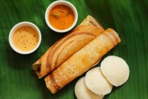 Deliciosos idlis e dosas servidos na tradicional folha de bananeira indiana