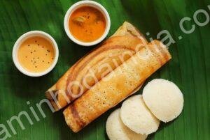 Deliciosos idlis e dosas servidos na tradicional folha de bananeira indiana