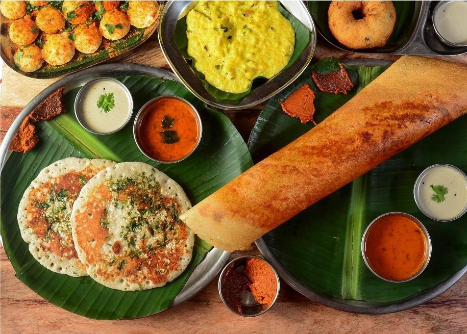 idli-dosa-picante-chutney Idli e dosa picantes servidos com chutney, prato tradicional do sul da Índia