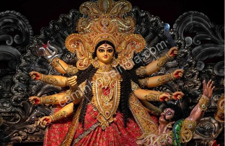 Deusa Durga adornada durante a Durga Puja em Bengala