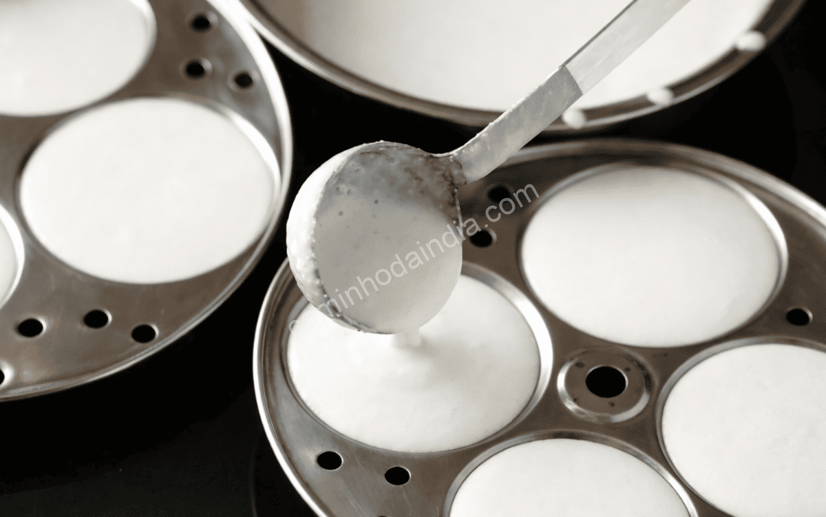 massa-idli-despejada-forma-vapor-preparo